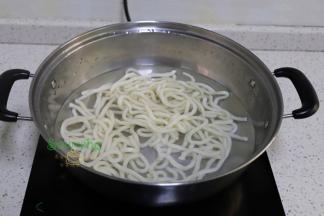 煮锅倒入适量的水煮沸之后，放入面条煮1分钟。如果不在家没有锅，就拿一碗放入面条，倒入沸水，浸泡2分钟。