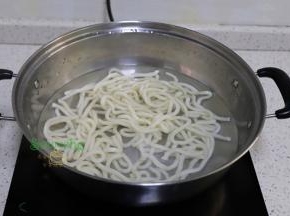 煮锅倒入适量的水煮沸之后，放入面条煮1分钟。如果不在家没有锅，就拿一碗放入面条，倒入沸水，浸泡2分钟。