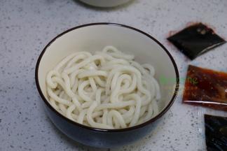 面条煮熟之后，捞出，装在碗里。热锅用开水泡面，就把碗里的水掉到