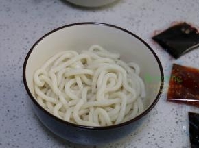 面条煮熟之后，捞出，装在碗里。热锅用开水泡面，就把碗里的水掉到