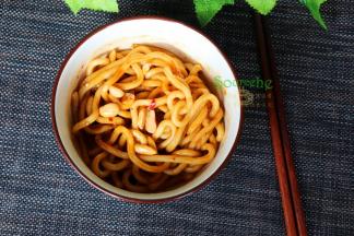 最后把花生碎，加入，再次搅拌均匀，面条爽口，口感层次丰富，酸甜适中，太好吃了。