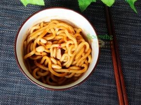 最后把花生碎，加入，再次搅拌均匀，面条爽口，口感层次丰富，酸甜适中，太好吃了。