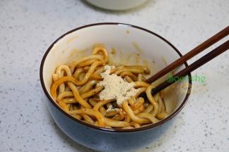 放入油料包、酱料包、醋包、盐味包，辣椒、搅拌均匀，在家煮的，可以把青菜也加入搅拌均匀。其中酱料包、醋包、盐味包，辣椒可以根据自己的口味增减，不需要把所有调料倒入碗里。