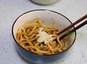 放入油料包、酱料包、醋包、盐味包，辣椒、搅拌均匀，在家煮的，可以把青菜也加入搅拌均匀。其中酱料包、醋包、盐味包，辣椒可以根据自己的口味增减，不需要把所有调料倒入碗里。