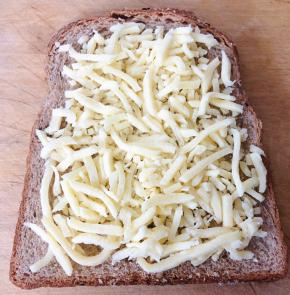 面包片上面撒上一层芝士