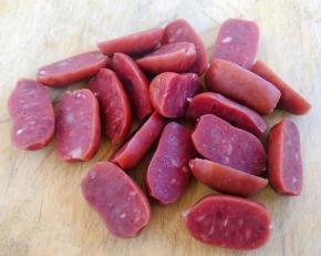 迷你牛肉肠一切为二