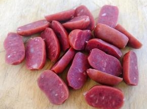 迷你牛肉肠一切为二
