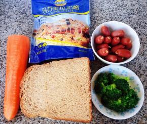 准备原材料面包片、芝士、胡萝卜、西兰花、牛肉肠备用