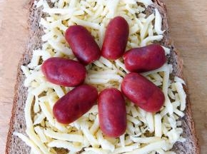 迷你牛肉肠摆出一个花朵图案