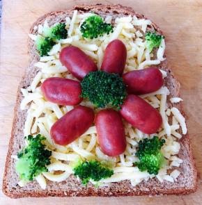 焯好水的西兰花摆在芝士上面