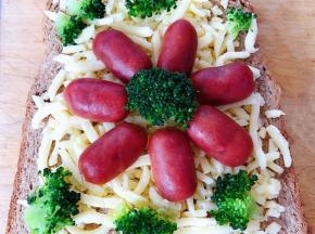焯好水的西兰花摆在芝士上面