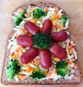 均匀的撒上胡萝卜粒