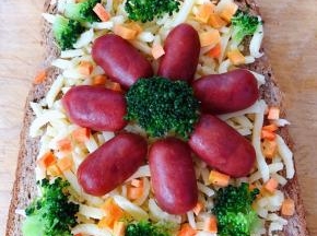 均匀的撒上胡萝卜粒