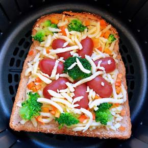 将面包片放入空气炸锅中160度12分钟