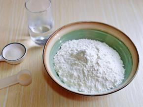 准备食材并称重。