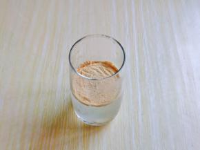 首先将酵母粉用温水化开，可以用200克的温水化开。(预留20克后面看情况增加，因为不同面粉吸水性不同，所以需要的水量会有所不同）