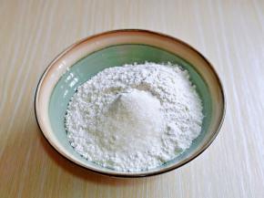 面粉中加入白砂糖，搅拌均匀。