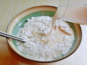 再分次加入酵母水，一边用筷子搅拌。