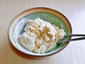 搅拌至絮状，无干粉的状态即可。