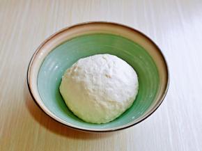 再揉成面团，盖上保鲜膜放置温暖处进行发酵。(这款葱油饼的面团比较软，面团稍作整理就可以，无需揉的多么光滑）