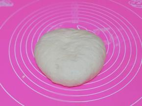 发酵至原来的2倍大，取出面团揉圆排气。