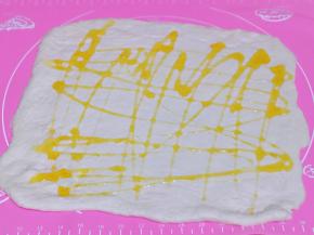 再用擀面杖擀薄饼，挤入食用油用刷子刷均匀。