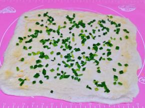 再均匀的撒上提前切好的葱花。