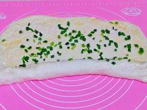 从下往上卷起来，收口捏紧。