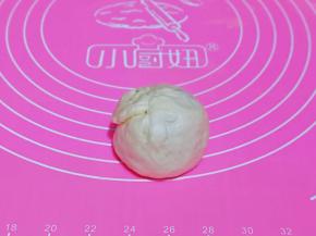 取一块面团，将两头捏紧。