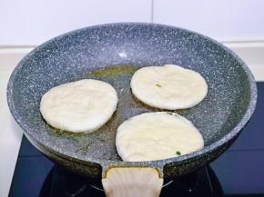 起油锅，摆入饼胚，小火慢烙。