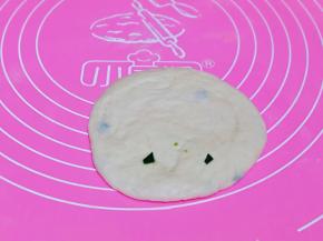 再用擀面杖擀薄饼，如果特别黏，硅胶垫上可以适当撒上一点面粉再擀。