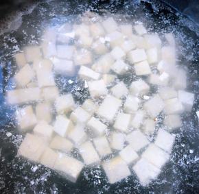 锅中烧开水下入豆腐丁焯水后立即放入冷水中过凉沥干水份