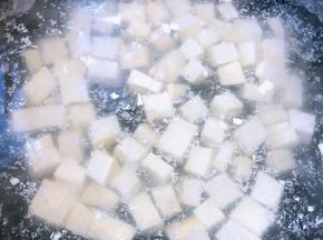 锅中烧开水下入豆腐丁焯水后立即放入冷水中过凉沥干水份