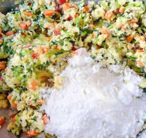 所有原材料拌匀加入适量面粉继续搅拌成泥状