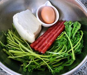 准备原材料腊肠、茼蒿、豆腐、鸡蛋