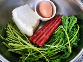 准备原材料腊肠、茼蒿、豆腐、鸡蛋