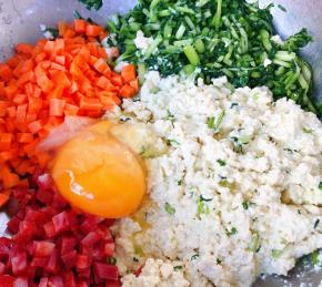 豆腐压成泥、腊肠切片粒、胡萝卜、茼蒿、打入鸡蛋放入容器中