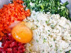 豆腐压成泥、腊肠切片粒、胡萝卜、茼蒿、打入鸡蛋放入容器中