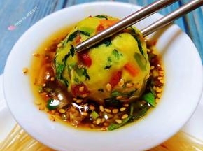 腊肠豆腐时蔬丸蘸着料汁吃别有一番滋味