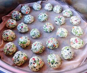 腊肠豆腐时蔬丸依次揉好放入开水的蒸锅中大火蒸五分钟