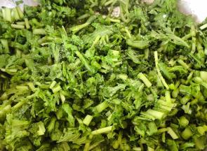 茼蒿切成碎段撒上盐搓揉出水份