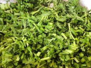 茼蒿切成碎段撒上盐搓揉出水份