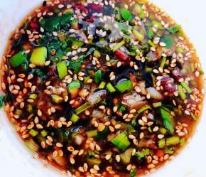 蒜粒、干红辣椒粒、芝麻、葱花、香菜放入容器中锅中放入花椒粒烧开油趁热浇在容器中直接香味扑鼻而来