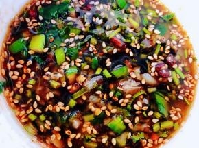 蒜粒、干红辣椒粒、芝麻、葱花、香菜放入容器中锅中放入花椒粒烧开油趁热浇在容器中直接香味扑鼻而来