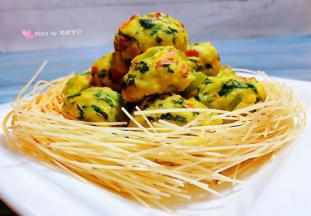 炸好的面条摆入盘中做装饰在摆入腊肠豆腐时蔬丸子就大功告成了