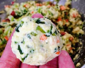 取适量的原材料搓揉成球形