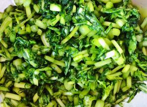 茼蒿攥出多余的水分备用