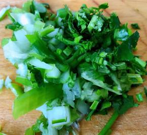 葱和香菜切好备用