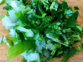葱和香菜切好备用