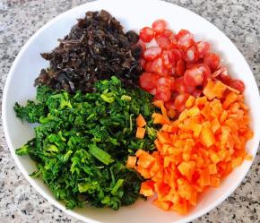 胡萝卜切成小粒和芹菜叶、木耳、腊肠放入盘中